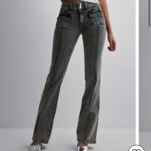 Low waist bootcut pocket jeans Nelly - Jättefina slutsålda jeans från Nelly. Andvända fåtal gånger och i bra skick. Nypris är 699💕💕