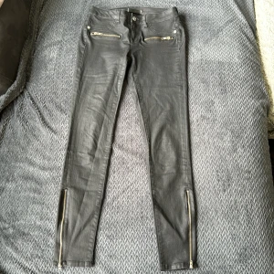 Byxor läderimitation - Byxor av läderimitation från Gina Tricot, i använd skick men ändå fina. 