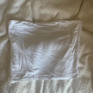 Vit tubtopp - Märke är ’meet me there’. Så fin tubtopp i skönt material dessutom!💕