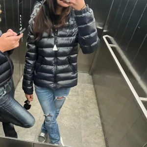 Äkta Moncler Bady jacka - Använd max 5 gånger, nyskick. Köpt på monclers hemsida för 10k m, kvitto och låda finns. Jag har xs i vanliga fall men den passar även S