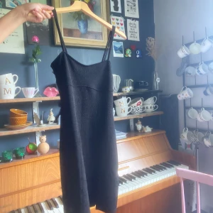 Svart kort klänning - Aldrig använt klänningen så den är så gott som ny! Fina detaljer som dubbla tunna axelband och en liten slit vid ena benet❣️