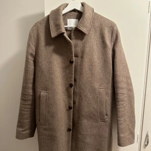 Samsoe Samsoe Kappa - Säljer nu min kappa då den ej används längre. Samsoe samsoe är märker. Storlek M