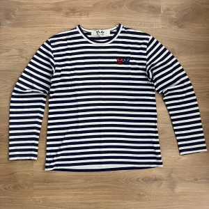 CDG Långärmad Blåvit  - Säljer en randig blå/vit långärmad CDG tröja 