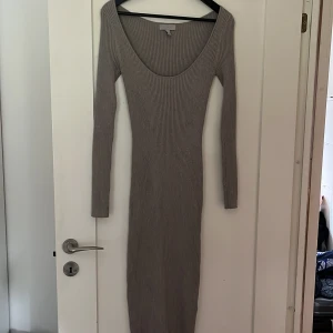 Stickad klänning - Säljer denna jättefina stickade klänning då den inte kommer till användning längre. Använd fåtal gånger och är i fint skick.