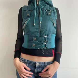 Y2k väst croppad - Så snygg turkos croppad Y2k-väst från italienskt märke. Så fint tyg och fina detaljer. Storlek S. Endast frakt 🎀 använd gärna köp-nu funktionen 🌟om den inte är markerad såld finns den kvar❣️