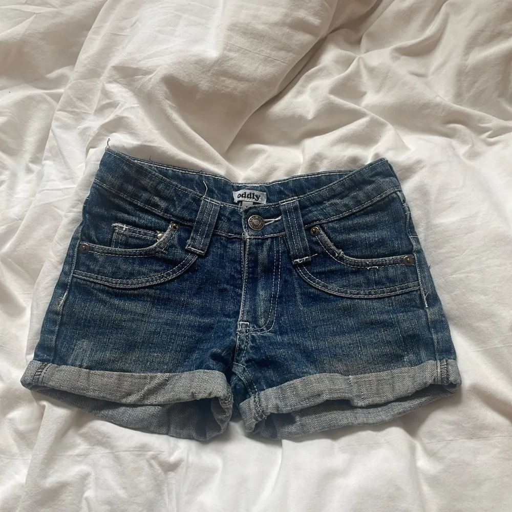 Fina jeans shorts vet inte riktigt var ifrån dom köptes💘. Shorts.