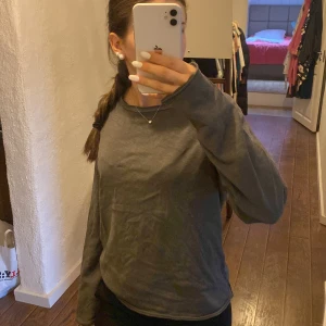 ny mörkgrå tröja  - aldrig använd, tröja från Zara