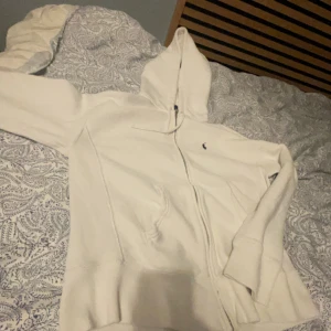 Raffe hoodie - Säljer min as feta raffe hoodie, knappt använd skick 9/10. Det är storlek M men den är barnstolen så den passar som XS 165 cm Säljer för den är för liten. Pris kan diskuteras!! 