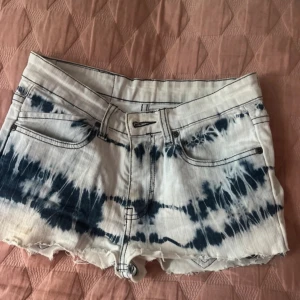 Jeansshorts  - Säljer dessa jättesnygga lågmidjade jeansshorts💞