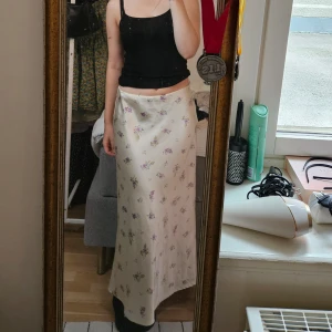 Snygg blommig kjol - Säljer denna långa blommiga kjol från Gina då den inte kommer till användning. Lite stor på mig som vanligtvis har S. Såå söt🌸