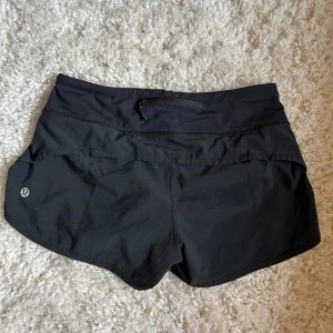 Lululemon tränings shorts - Så najs svarta träningsshorts från Lululemon i storlek 2 vilket motsvarar XS🖤🖤🖤