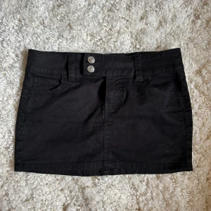Svart jeanskjol - Så söt svart jeanskjol i storlek XS 🖤🖤