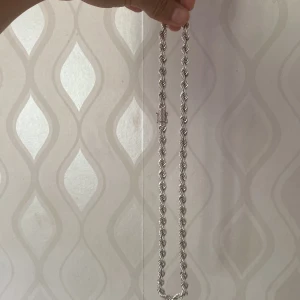 Cordell äkta silver 925  - Feet kedja för dig som gillar o sticka ut gemfört med dem andra det är en cordell kedja som är 7 mm och 60 cm lång med kistlås. läs bio.