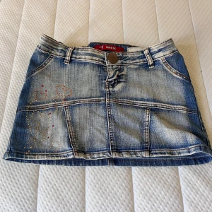 Jeanskjol  - En jeanskjol jag köpte på beyond retro förra året men som aldrig kom till användning. Det var lite stor i midjan på mig så sydde dit resårband. Kan ta bort det om det skulle behövas!👍 den passar nog s-m