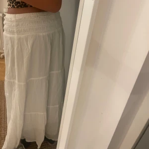 Lång kjol - Jätte söt lång kjol😻😻 från Gina Young ❤️❤️kommer ej till användning då den är lite kort för mig❤️tyvärr några små smink fläckar som syns på sista bilden❤️❤️men knappt synliga❤️