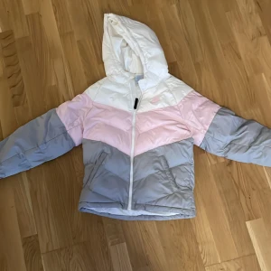 Vinterjacka i storlek 147-158 - Har varit använt i ett par månader. I väldigt bra skick.