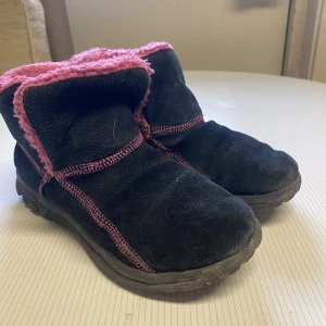 Uggs - Rosa svarta ”uggs” i stl 36, andvända men i bra skick😊