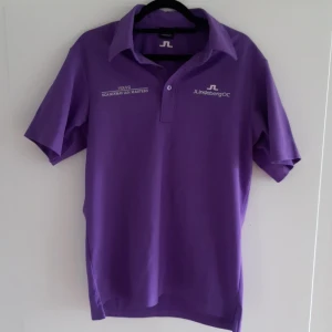 J.lindeberg lila golf pike - Väldigt fin lila golf pike från J.lindeberg