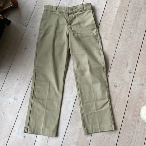 Dickies 874 original fit - Oanvända dickies 874 original work khaki  Storlek W29 L30 Nypris 799kr Kom med bud!