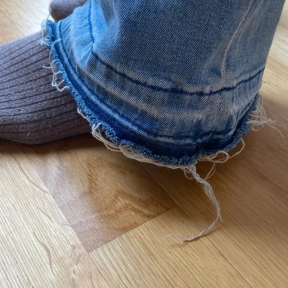 Bootcut jeans med detalj längst ned. Säljer då de inte kommer till användning. . Jeans & Byxor.