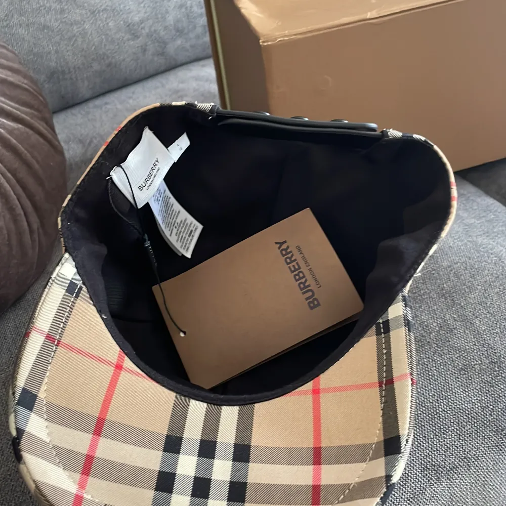 Säljer burberry cap för har bytt still köpte för 2500 säljer för 1500 helt ny aldrig använd storlek L men ser inte ut som L men passar storlek M skriv om ni e intresserad kan gå ner i pris . Accessoarer.