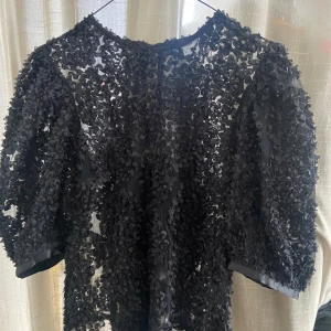 svart blus - svart genomskinlig blus från bubbleroom 