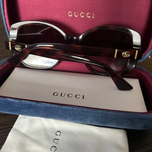 Nya Gucci glasögon  - Säljer mina fina Gucci glasögon då jag köpt ett par nya. Använda endast ett par gånger. Väldigt bra skick. Priset kan diskuteras vid snabb affär. Kvitto finns. Endast seriösa köpare. 