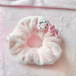 My melody scrunchie  - Så söt my melody scrunchie, den är väldigt stretchig och helt oanvänd💕