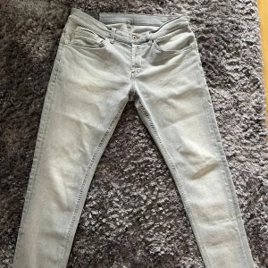 Dondup Jens - Riktigt fina dondups. Storleken är 33.  Hör av dig vid funderingar.