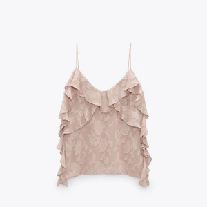 Zara topp med volang  - Säljer denna slutsålda Zara topp i storlek M. Den är aldrig använd och har även prislappen kvar. Säljer den pågrund av att den är för stor för mig och den blev aldrig använd. Hör av dig om du har några frågor 🩷🥰