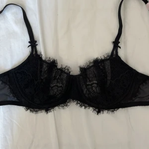 Victoria secret BH - BH från Victoria secret. Aldirg använd, prislapp sitter kvar. Super söt men köpte tyvärr fel storlek! Kan skicka fler bilder om det behövs :) Helt äkta vara, kan skicka bild på kvitto!