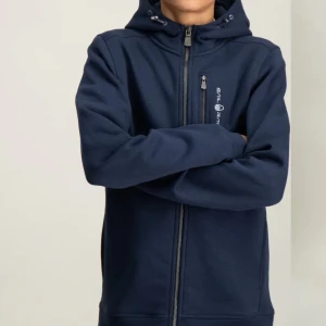 Sail racing hoddie - Som ny, använd några gånger bara. Som nytt skick. Skriv privat för privata bilder. Ny pris 999kr Pris kan diskuteras privat.  Storlek 160 passar även mig som xss/xs. 