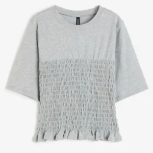 Grå t-shirt - Säljer denna jättepopulära tröjan från hm då den är för stor upptill💞Aldrig använd så i superbra skick💞 Kan även tänka mig byta denna mot en svart i storlek XS - S 💞 Kontakta för fler bilder 💞Pris går att diskuteras! 💞