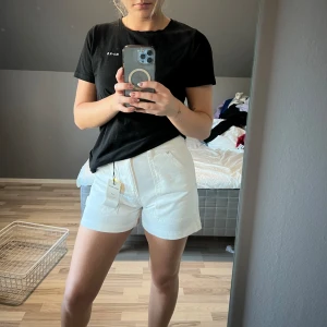 Jeans shorts  - Vita jeans shorts som är helt oanvända. Sitter väldigt skönt och snyggt men kommer inte till användning.