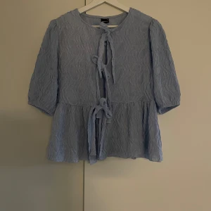 Puff sleeve blouse  - 💙Knytblus med korta puffärmar i storlek M  Endast använd vid ett tillfälle💙