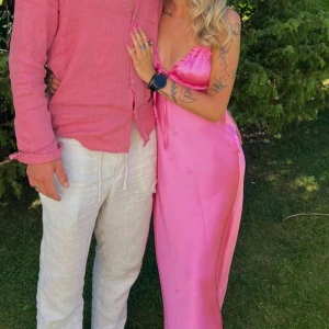 Zara långklänning  - Helt ny, använd 1 gång på midsommar lunch, super fin till sommaren. Den går hela vägen ner. Köpte för 350kr ungefär i Grekland, passar även S🩷 möts i Stockholm eller Swish och postnord spårbart! 