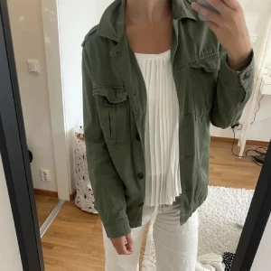 Militärgrön jacka - Jättefin militärgrön jacka Säljer då den aldrig kommer till användning❤️ Lånade bilder från förra ägaren men kan skicka fler privat💕