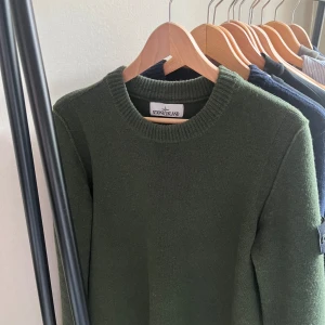 Stone Island Knitt - Stone Island Knitt🤩 En riktigt fet och skön Stone Island tröja.  Har haft den ett tag men typ aldrig använt den. Pris går att diskuteras ✅