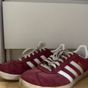 Röda gazelle  - Säljer mina röda gazelle skor då dom inte kommer till användning  Likande som Harry styles har🫣