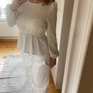 Blus - Vit blus som knappt använda längre  Nypris: 300kr 