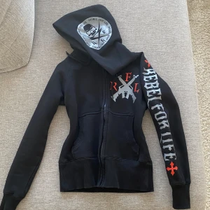 Hoodie - As snygg hoodie med mycket detaljer🏴‍☠️🦇