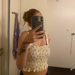 Söt topp - Topp från pieces strl L men sitter mer som en s/m Köpt på vero moda