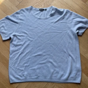 Kortärmad tjocktröja  - Jättefin kortärmad tjocktröja från cashmere feeling! Köpt på second hand men aldrig använt, så i mycket bra skick. Skriv för fler bilder/tvättråd! 