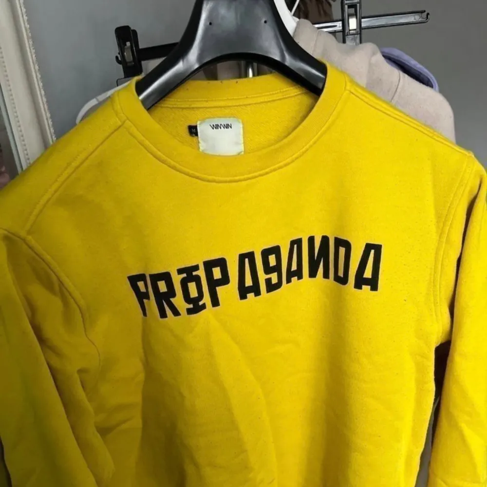 Gul tröja köpt från Carlings, storlek S/M. Står Propaganda på tröjan. Använd mycket förr men inte längre. 😊Lite noppig men annors inga fel!. Hoodies.