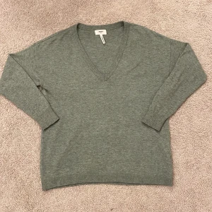 OBJECT finstickad tröja  - Ser ganska grå ut på bilden, är mer gröngrå i verkligheten. Nyskick. Sparsamt använd så tyget är som nytt, inte  nopprig alls. Nypris: 400kr