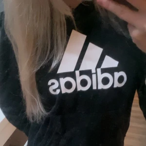 Hoodie från Adidas - Hoodie från Adidas i storlek 152. Säljer då den är alldeles för liten på mig. Jättefint skick. 