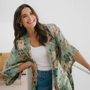 Ny! Så fin kimono från Indiska  - Provad och sedan blivit hängande tyvärr. Super härlig kvalitet i tung glänsande viskos (sidenkänsla) stl S/M. Fickor i sidorna hällor och knytband. Slutsåld snabbt i butik, nypris 899:- super snygg till topp/jeans el som morgonrock. 