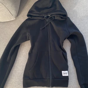 Hoodie - Basic söt sip up hoodie som sitter fint på
