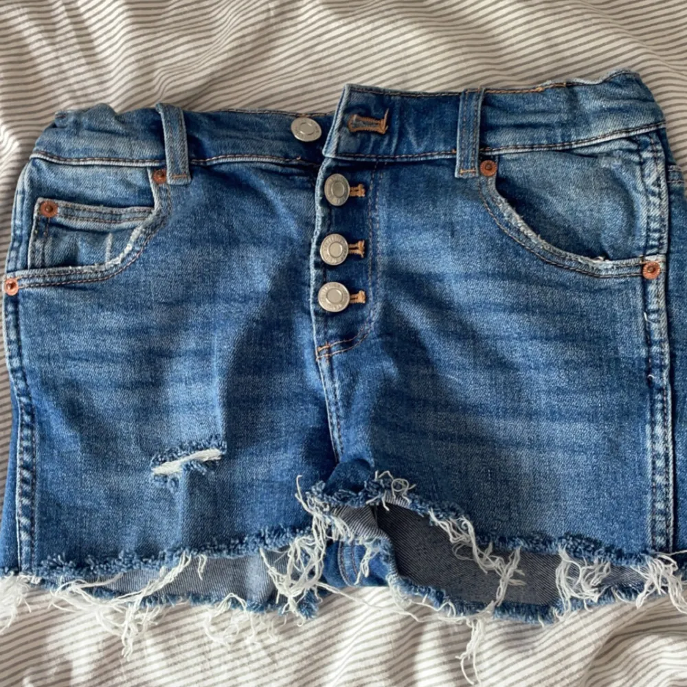 Jätte fina jeansshorts i storlek 11-12år från ZARA men passar xxs/xs. Shorts.