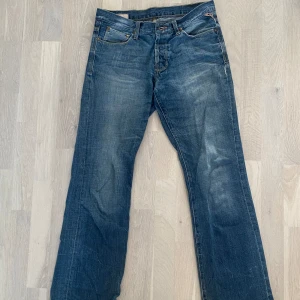 Jeans - Jack & Jones jeans straight lite bootcut i passformen lite söndriga i fötterna annats inga problem 